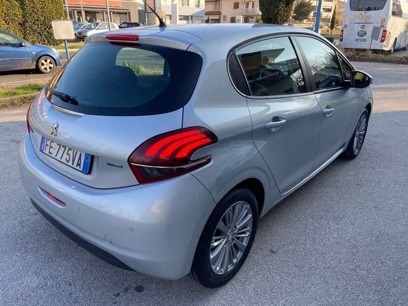 Usata Peugeot 208 Active 82 CV (60 kW) 2016 Grigio Utilitaria