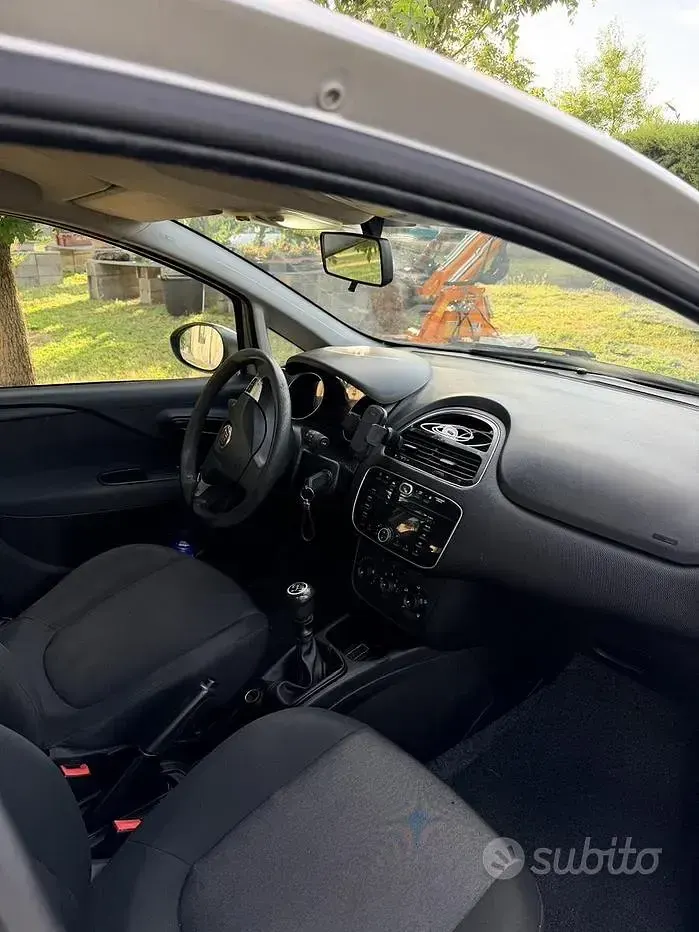 Usata Fiat Punto 77 CV (56 kW) 2015 Grigio Utilitaria