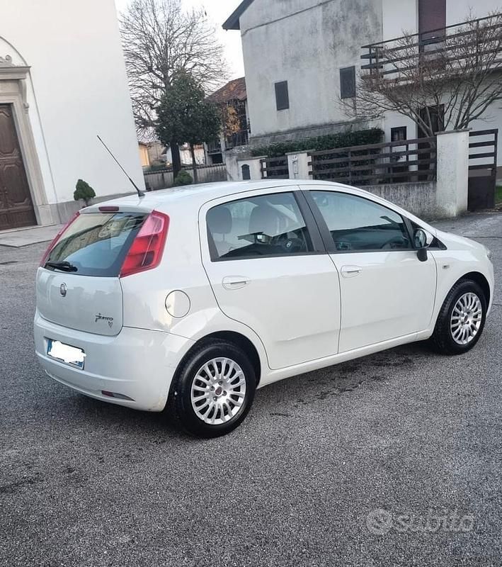 Usata Fiat Grande Punto 65 CV (47 kW) 2009 Bianco Utilitaria