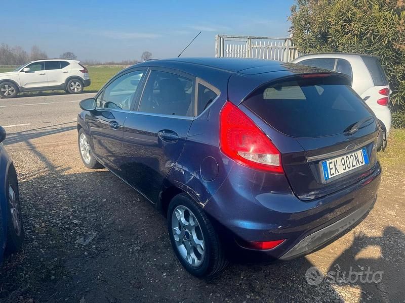 Usata Ford Fiesta 96 CV (70 kW) 2012 Blu Utilitaria