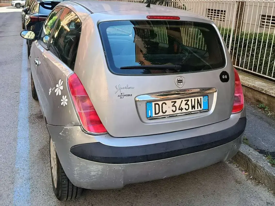 Usata Lancia Ypsilon 60 CV (44 kW) 2006 Argento Utilitaria