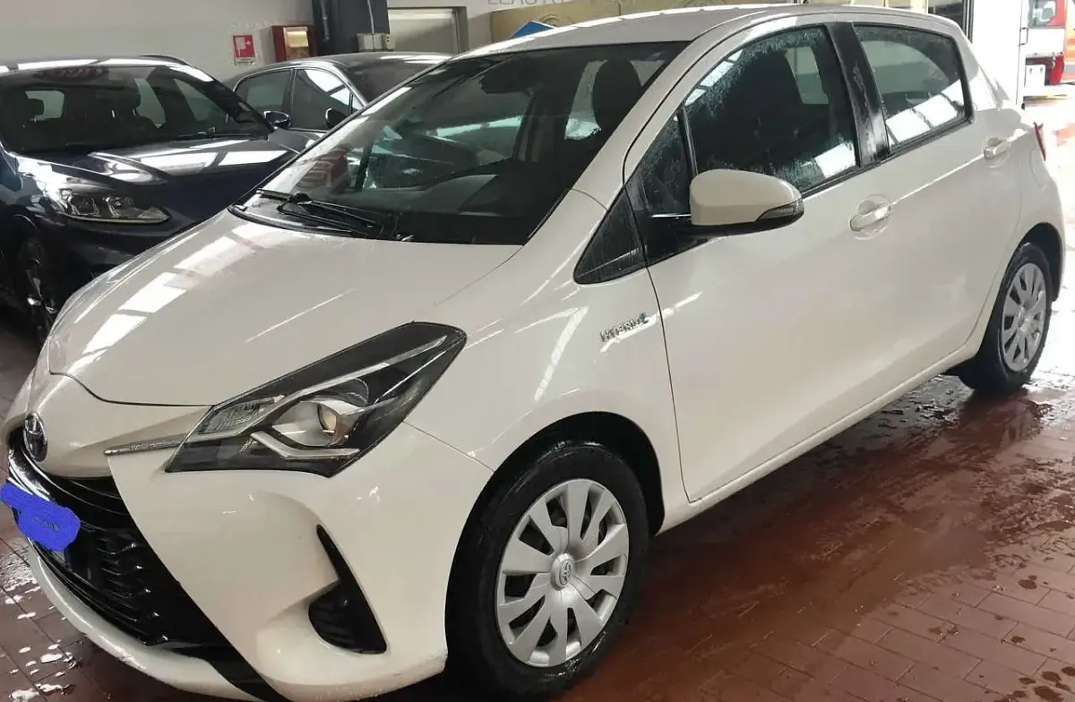 Usata Toyota Yaris Hybrid Cool 73 CV (53 kW) 2019 Bianco Berlina
