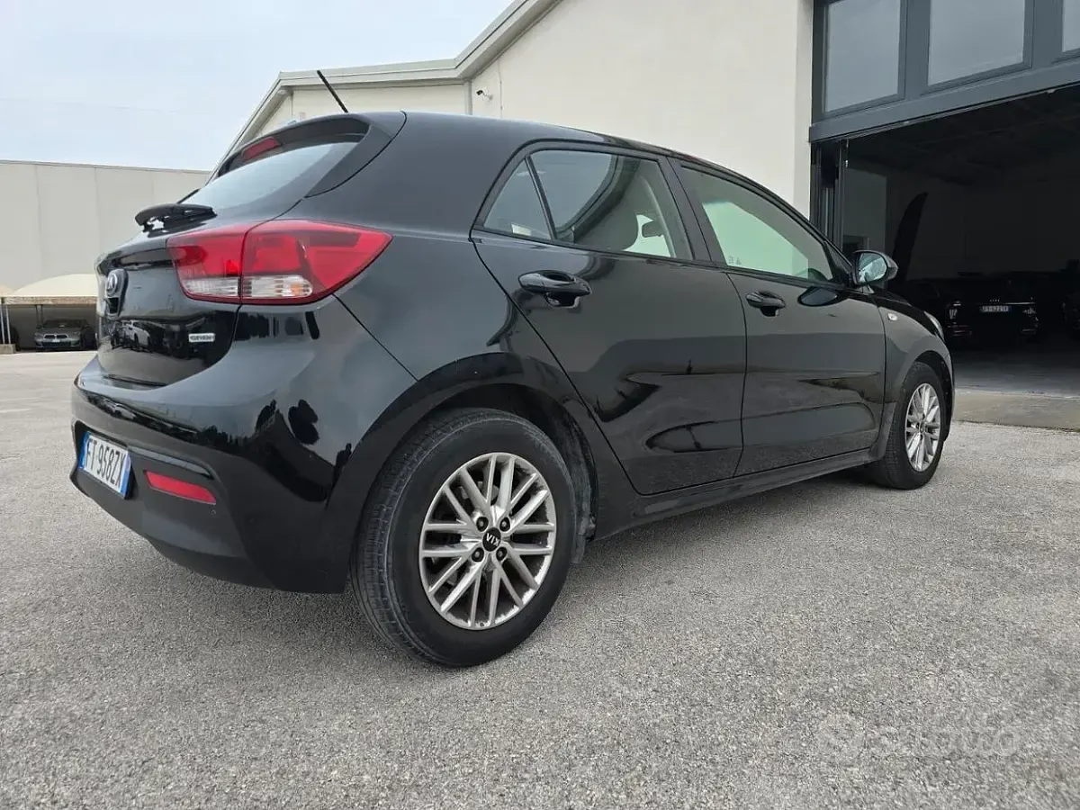 Usata Kia Rio Active 77 CV (56 kW) 2019 Nero Berlina
