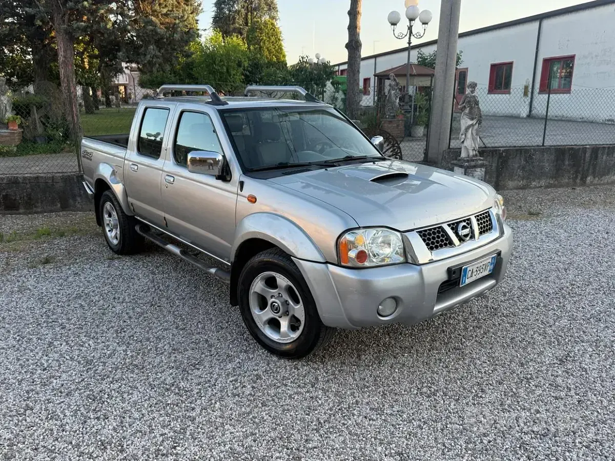 Usata Nissan Navara 133 CV (97 kW) 2003 Grigio Pick-up