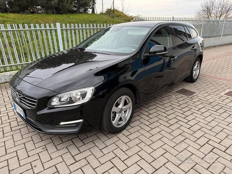 Usata Volvo V60 Kinetic 114 CV (83 kW) 2014 Nero Station wagon