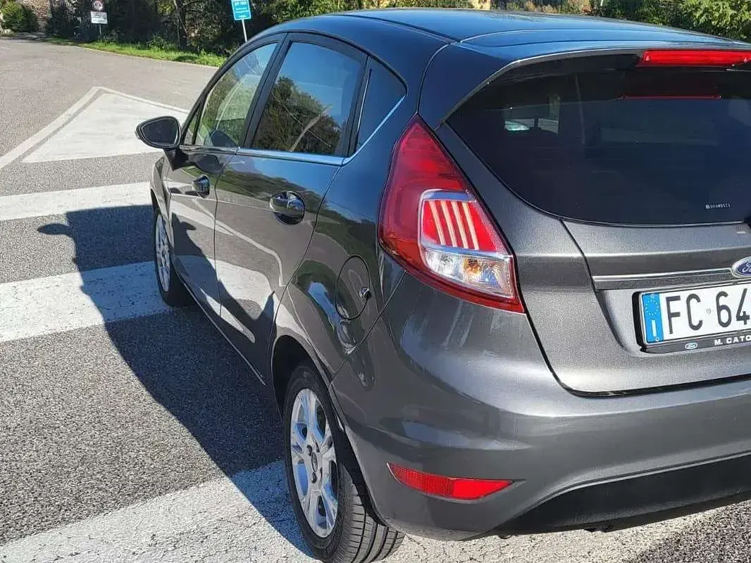 Usata Ford Fiesta 95 CV (69 kW) 2016 Grigio Utilitaria