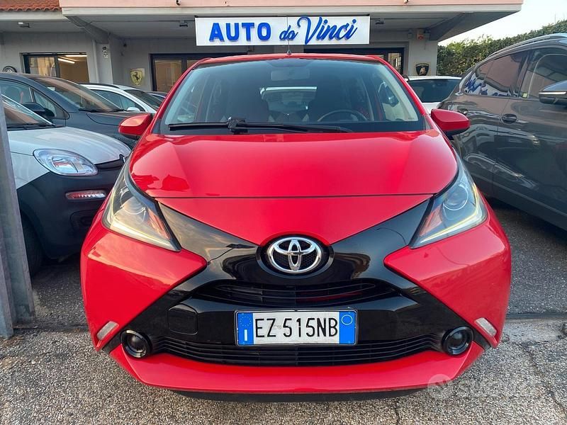 Usata Toyota Aygo X-play 70 CV (51 kW) 2015 Rosso Utilitaria