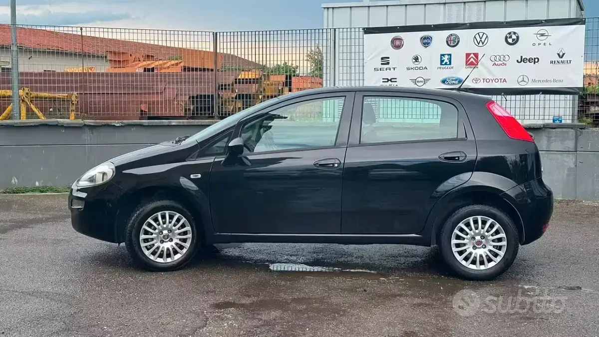 Usata Fiat Punto Lounge 77 CV (56 kW) 2014 Nero Utilitaria