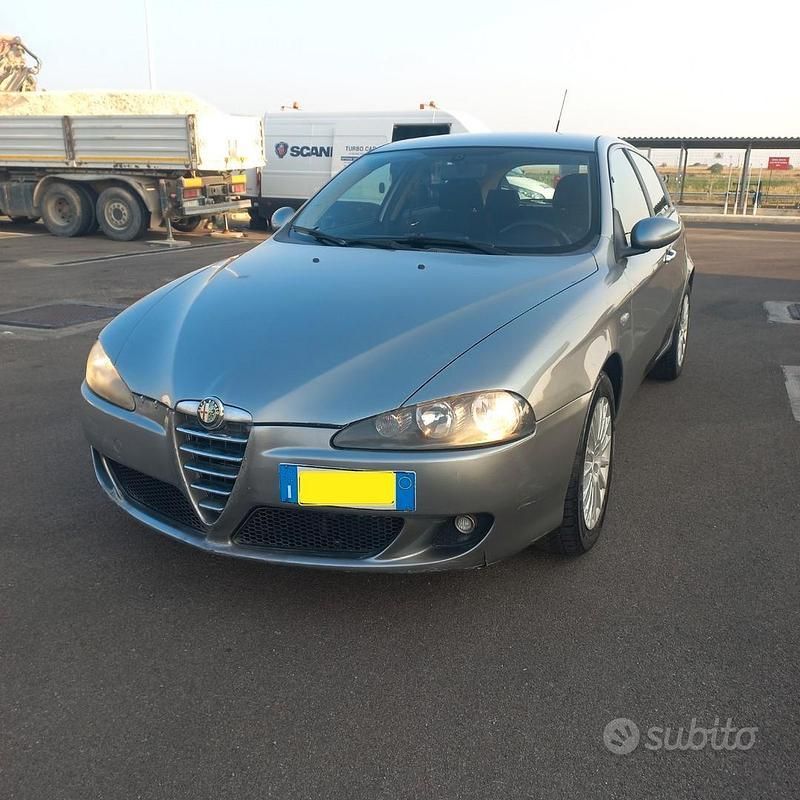 Usata Alfa Romeo 147 120 CV (88 kW) 2005 Grigio Utilitaria