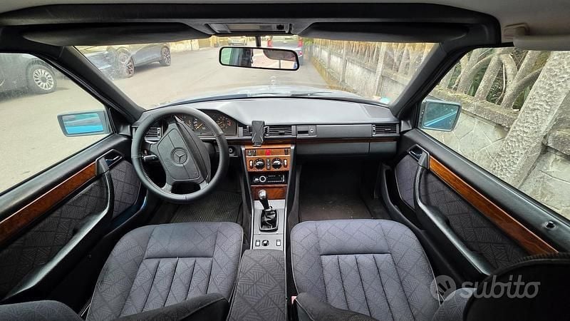 Usata Mercedes E200 1993 Blu Berlina