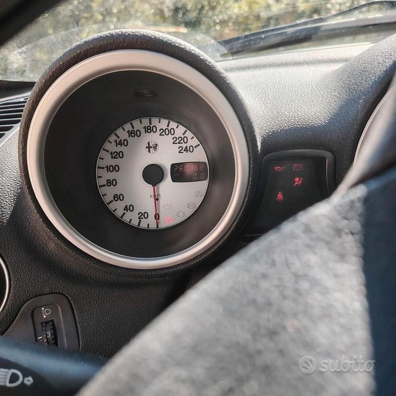 Usata Alfa Romeo 156 110 CV (80 kW) 2002 Grigio Utilitaria