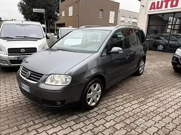 Begagnad VW Touran Highline 140 HK (102 kW) 2006 Grå Minibuss