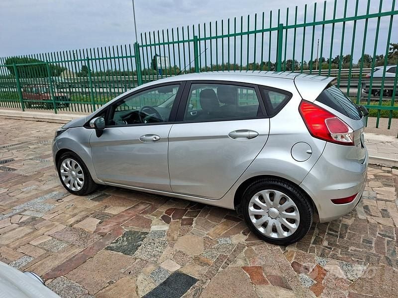 Usata Ford Fiesta Business Edition 75 CV (55 kW) 2013 Grigio Utilitaria