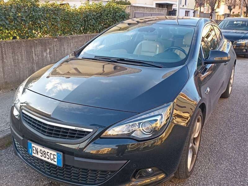 Usata Opel Astra GTC 140 CV (102 kW) 2012 Nero Coupé