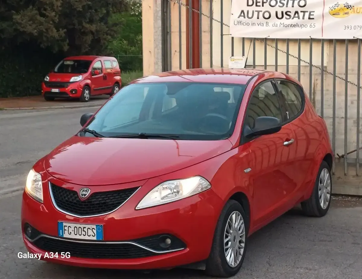Begagnad Lancia Ypsilon Gold 95 HK (69 kW) 2016 Röd Halvkombi