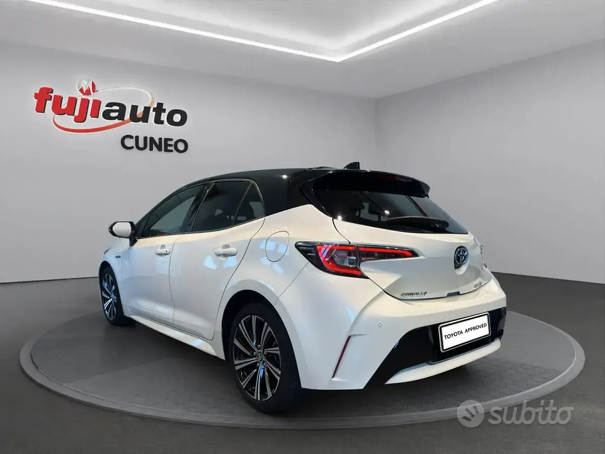Usata Toyota Corolla Style 122 CV (89 kW) 2020 Pearl white & black met Berlina