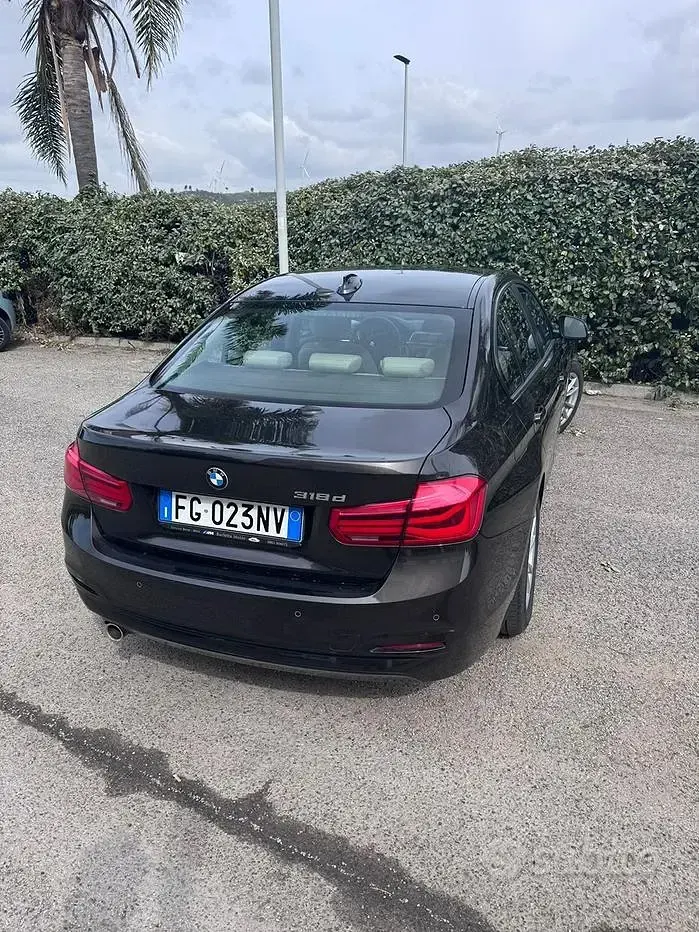 Usata BMW 318 150 CV (110 kW) 2017 Marrone Berlina