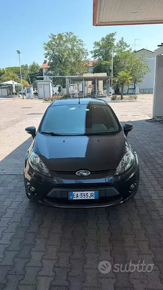 Usata Ford Fiesta Titanium 82 CV (60 kW) 2010 Blu Berlina