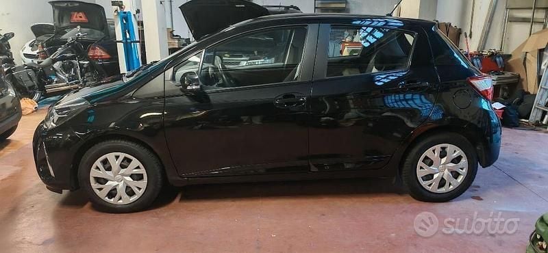 Nero Usata 2017 Toyota Yaris Active Tre volumi | 10.200 € (Buon prezzo) - Immagine 1/4