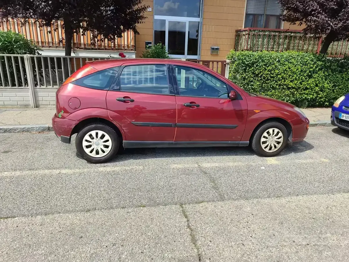 Usata Ford Focus 100 CV (73 kW) 2001 Rosso Utilitaria