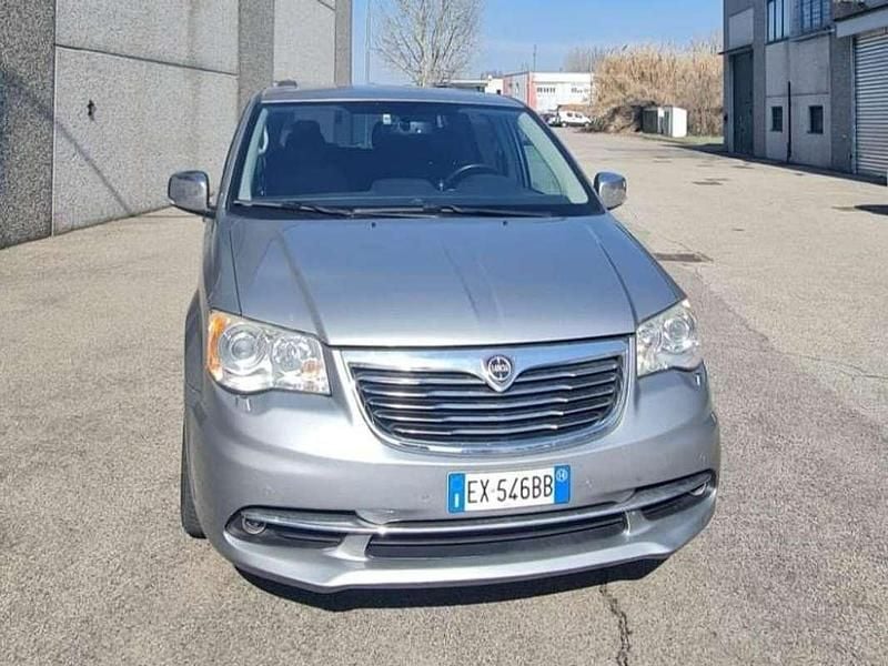 Grigio Usata 2014 Lancia Voyager Platinum Monovolume | 12.900 € (Buon prezzo) - Immagine 1/4