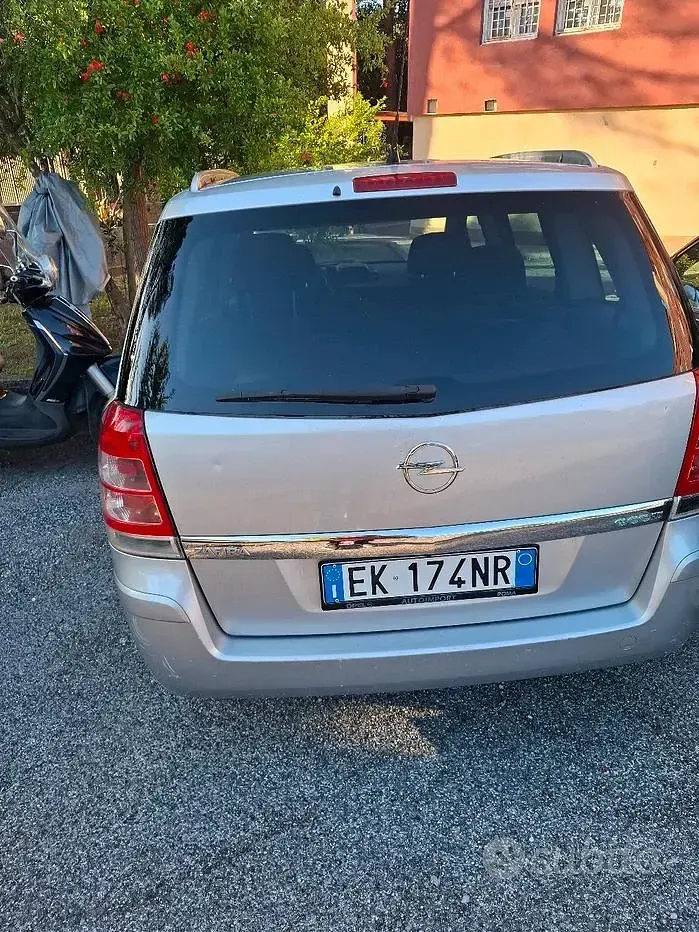 Usata Opel Zafira 150 CV (110 kW) 2011 Grigio Monovolume