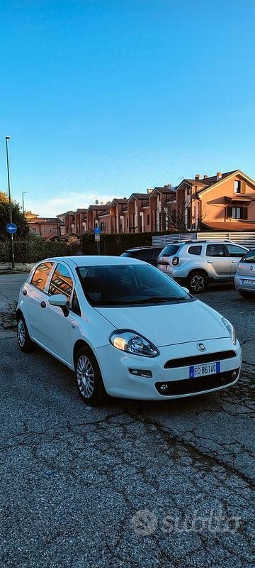 Bianco Usata 2015 Fiat Punto Street Tre volumi | 6000 € (Buon prezzo) - Immagine 1/4