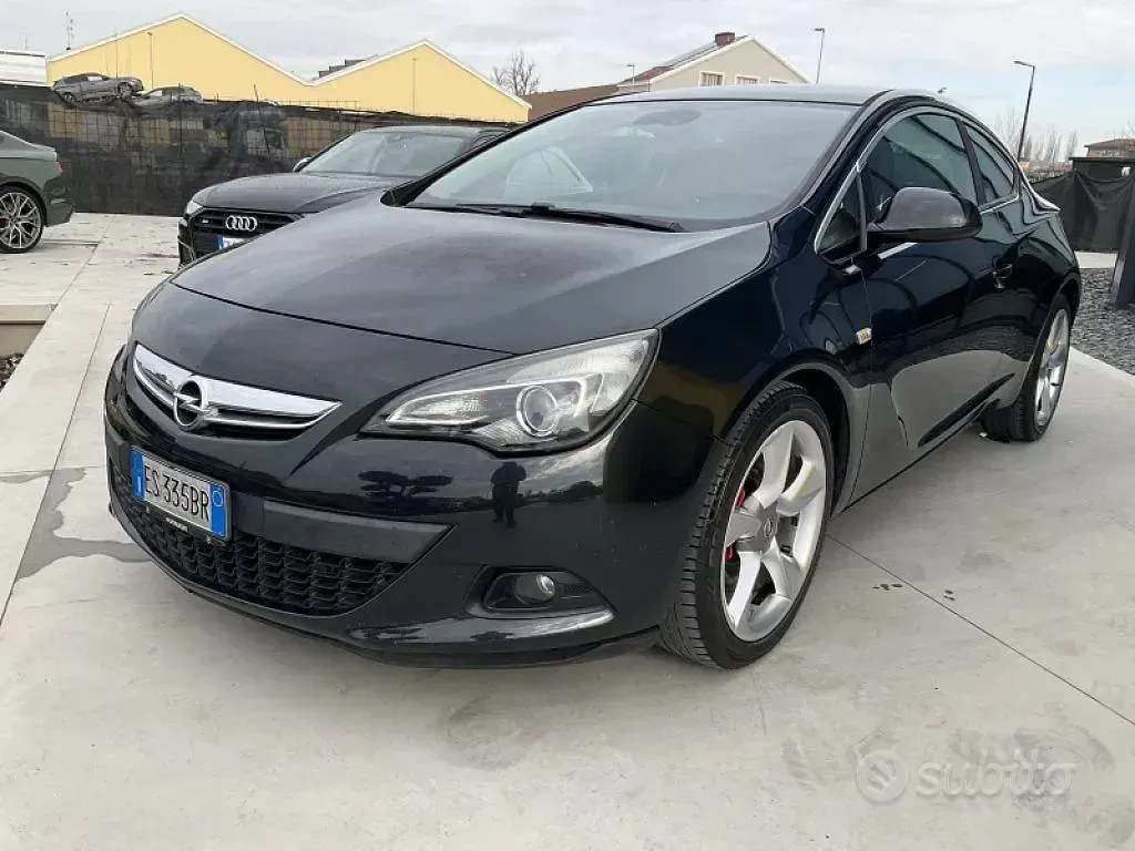 Usata Opel Astra GTC Cosmo 179 CV (131 kW) 2013 Nero Utilitaria