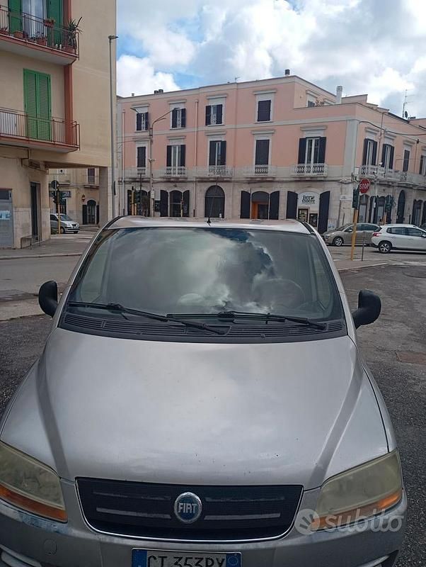 Usata Fiat Multipla 120 CV (88 kW) 2005 Grigio Monovolume