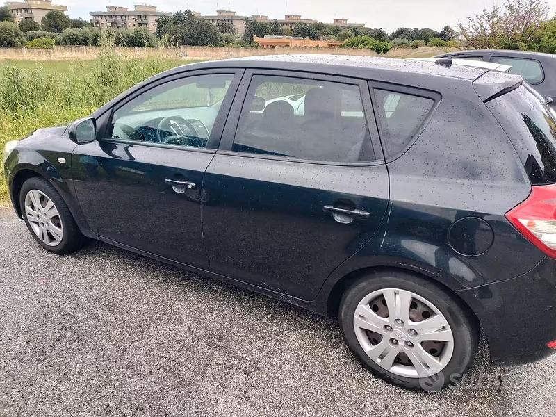 Begagnad Kia Ceed 115 HK (84 kW) 2011 Svart Halvkombi