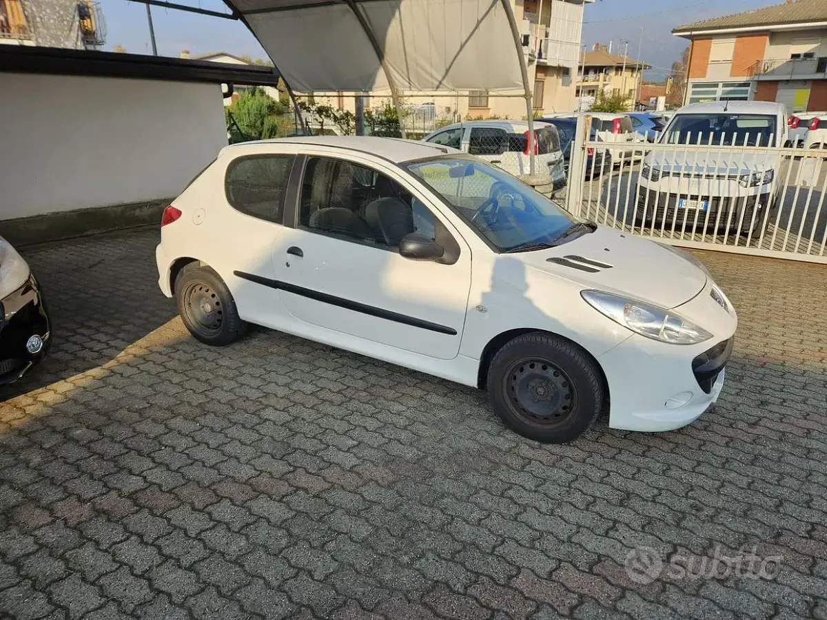 Usata Peugeot 206 68 CV (50 kW) 2012 Berlina