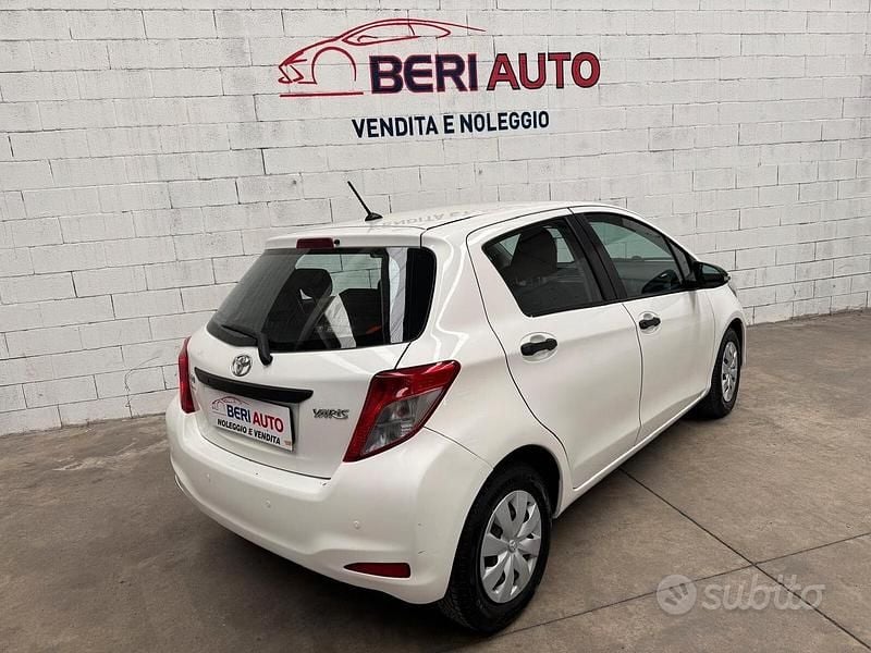 Usata Toyota Yaris Lounge 69 CV (50 kW) 2012 Bianco Utilitaria