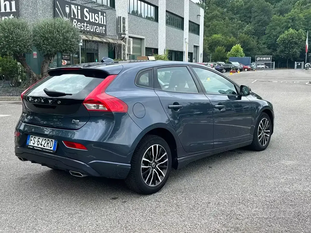 Usata Volvo V40 R-Design 120 CV (88 kW) 2018 Bluazzurro Berlina