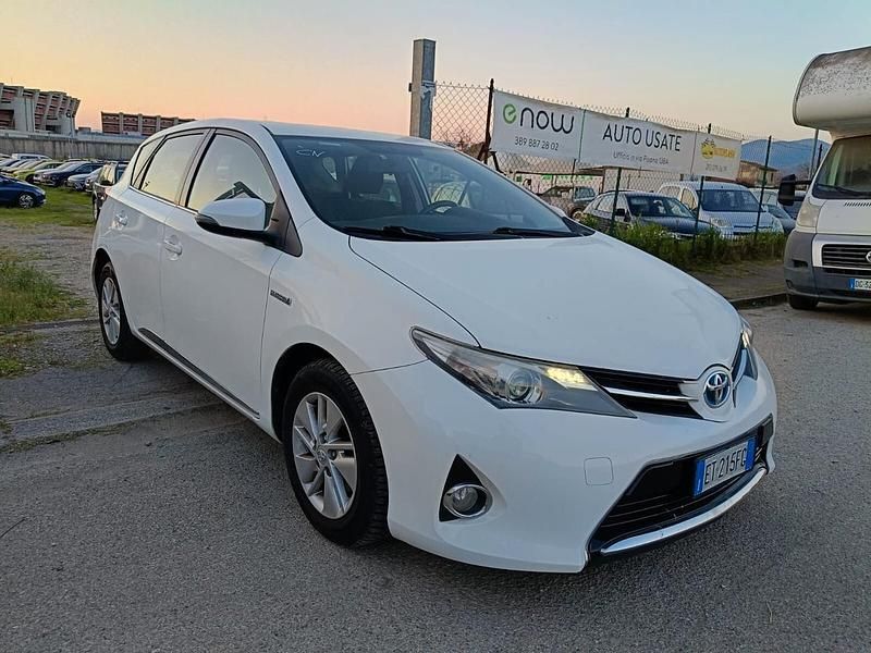 Usata Toyota Auris Hybrid Lounge 99 CV (72 kW) 2013 Bianco Berlina
