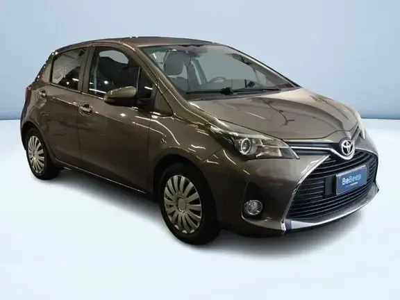 Usata Toyota Yaris Lounge 69 CV (50 kW) 2017 Grigio Berlina