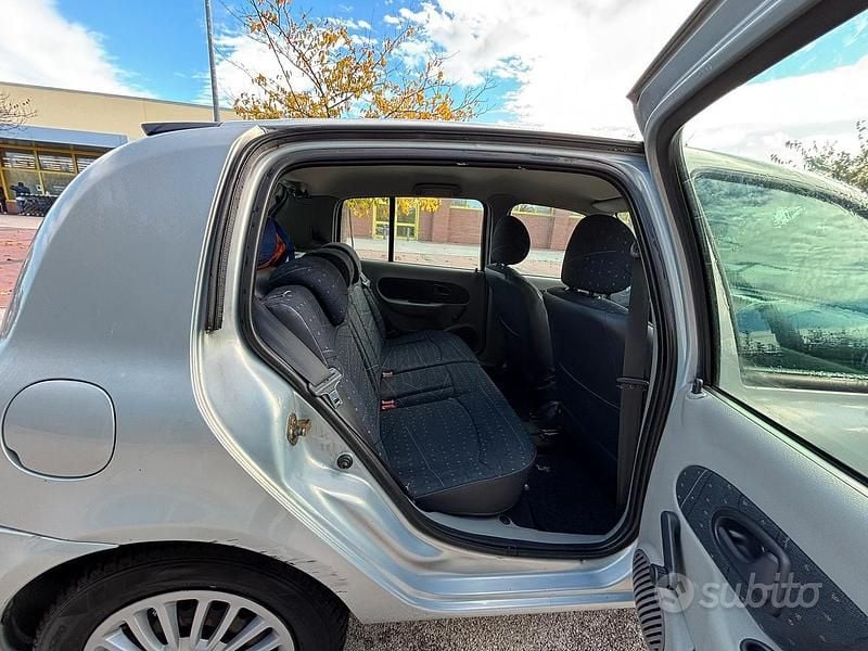 Usata Renault Clio II 68 CV (50 kW) 2005 Grigio Berlina