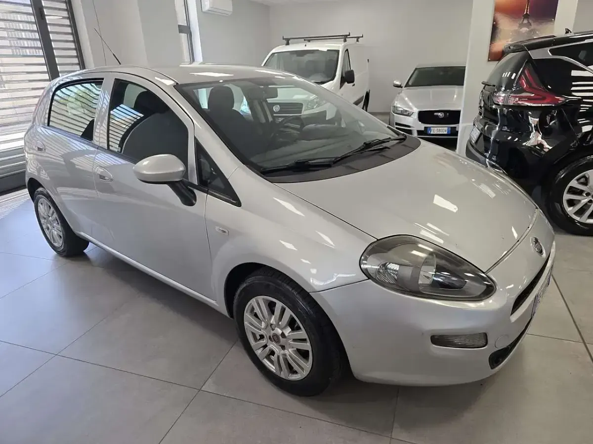 Usata Fiat Punto Young 77 CV (56 kW) 2016 Grigio Utilitaria