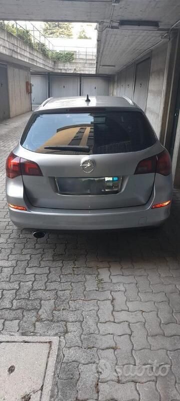 Usata Opel Astra 110 CV (80 kW) 2011 Grigio Station wagon