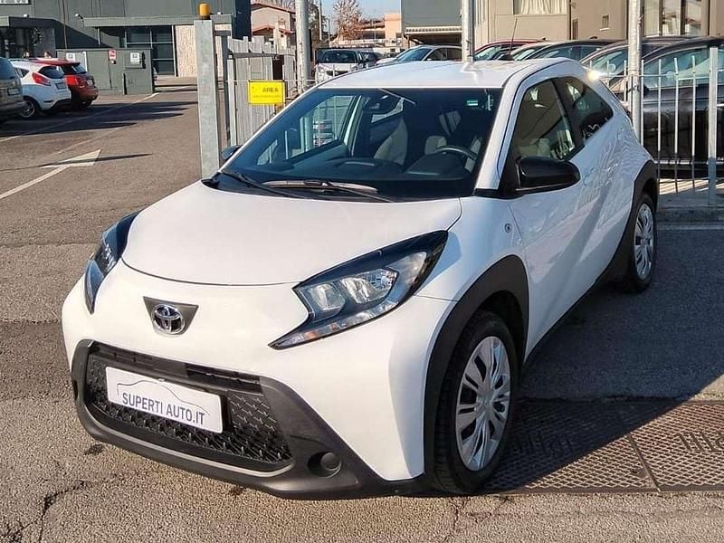 Bianco Usata 2025 Toyota Aygo X Lounge SUV | 13.400 € (Super prezzo) - Immagine 1/4
