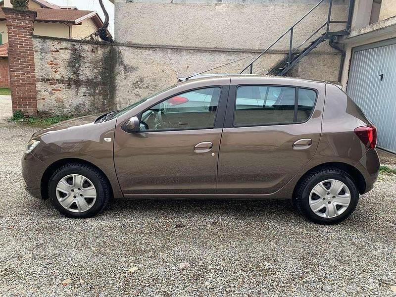 Usata Dacia Sandero Ambiance 75 CV (55 kW) 2018 Marrone Berlina