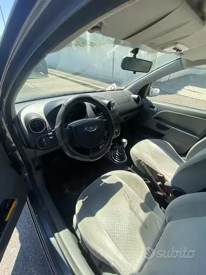 Usata Ford Fiesta Ghia 49 CV (36 kW) 2003 Grigio Utilitaria