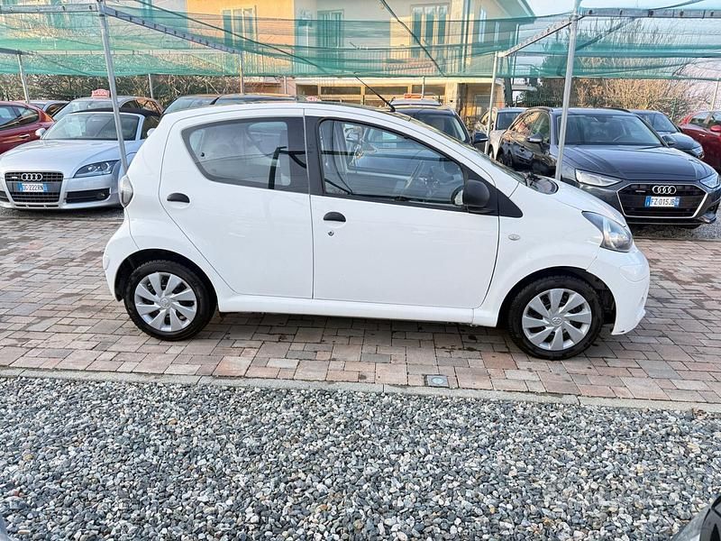 Usata Toyota Aygo Connect Style 68 CV (50 kW) 2014 Bianco Utilitaria