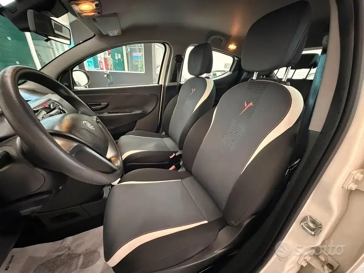 Usata Lancia Ypsilon Gold 95 CV (69 kW) 2014 Bianco Utilitaria