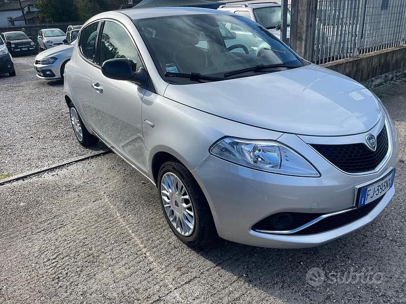 Usata Lancia Ypsilon Gold 69 CV (50 kW) 2017 Grigio Utilitaria
