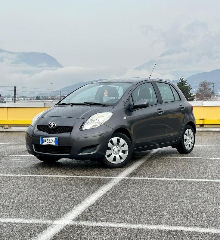 Nero Usata 2009 Toyota Yaris Luxury Tre volumi | 3500 € (Buon prezzo) - Immagine 1/4