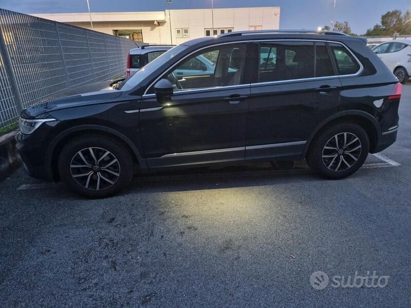 Nero Usata 2023 VW Tiguan Life SUV | 35.000 € (Molto cara) - Immagine 1/2