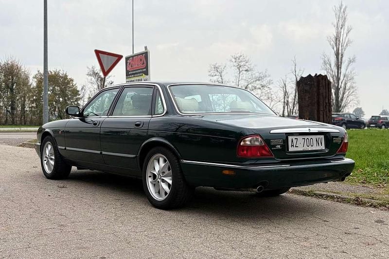 Usata Jaguar XJ8 Executive 237 CV (174 kW) 1998 Verde Berlina