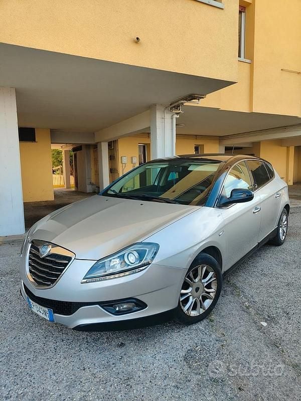 Usata Lancia Delta 105 CV (77 kW) 2012 Grigio Utilitaria