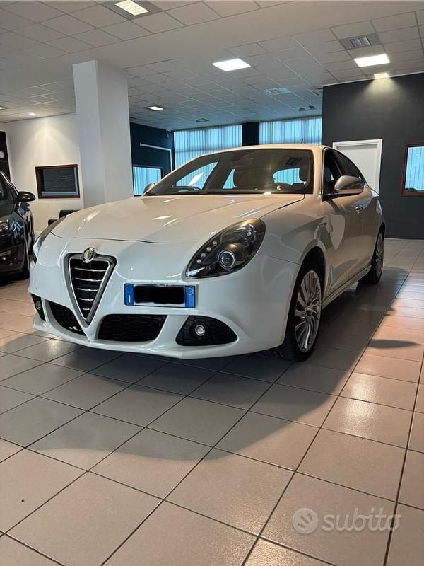 Bianco Usata 2013 Alfa Romeo Giulietta Exclusive Tre volumi | 5500 € (Buon prezzo) - Immagine 1/4