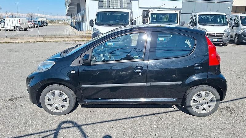 Usata Peugeot 107 Access 68 CV (50 kW) 2012 Nero Utilitaria